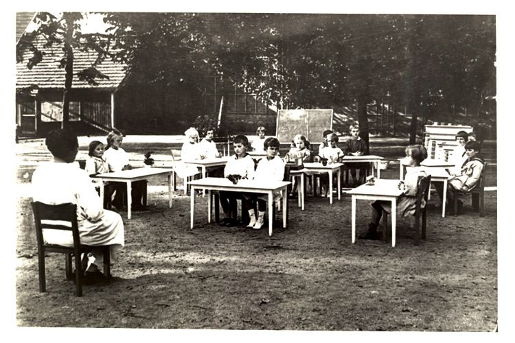 Berufliche-Schule-Paula-Fuerst_Wer-war-Paula-Fuerst_Paula-Fuerst-mit-Klasse-der-Montessori-Schule-in-Berlin-Wilmersdorf-1926